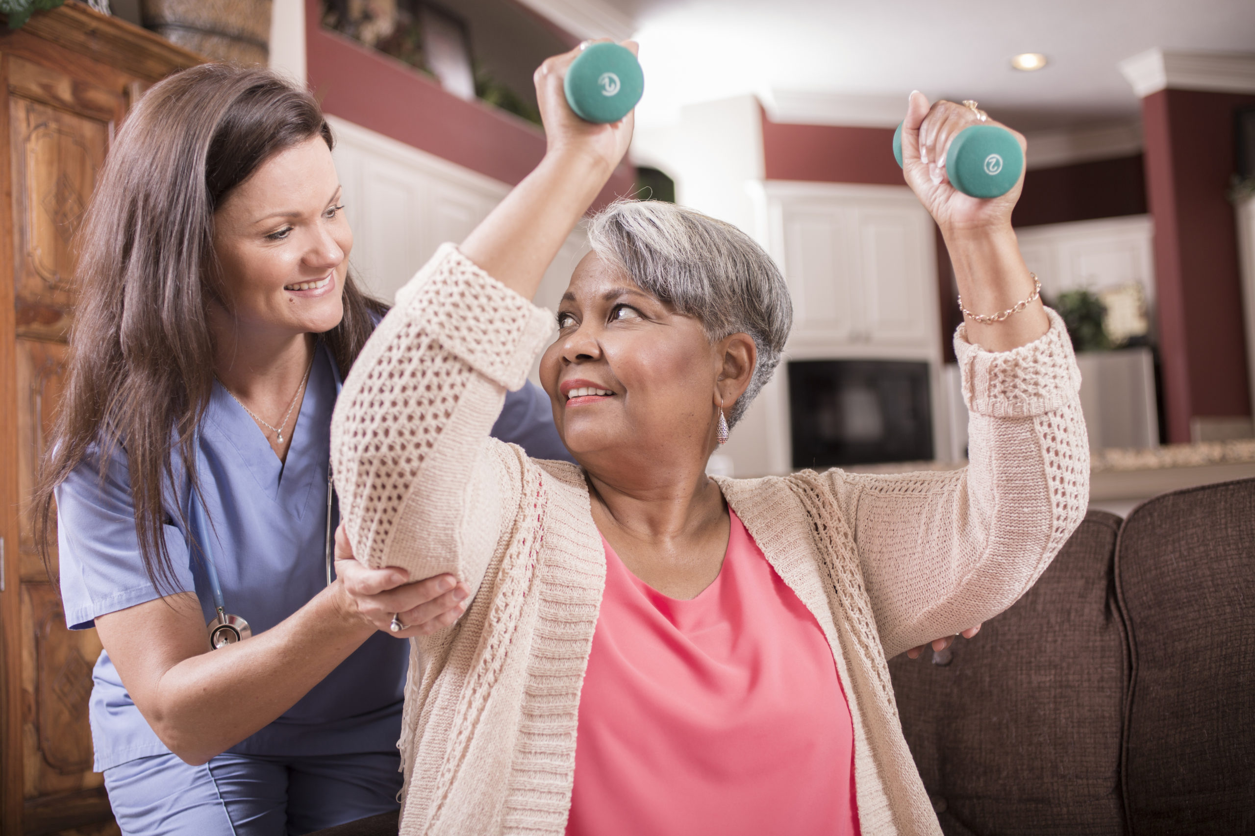 Home care. Паркинсон у женщины. Тренинг для одиноких пожилых. Женщина помогает людям. Работа для тренинг с пожилыми людьми.